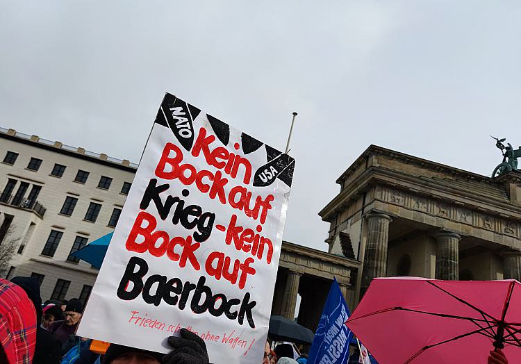 Demo gegen Waffenlieferungen an die Ukraine in Berlin, über dts Nachrichtenagentur