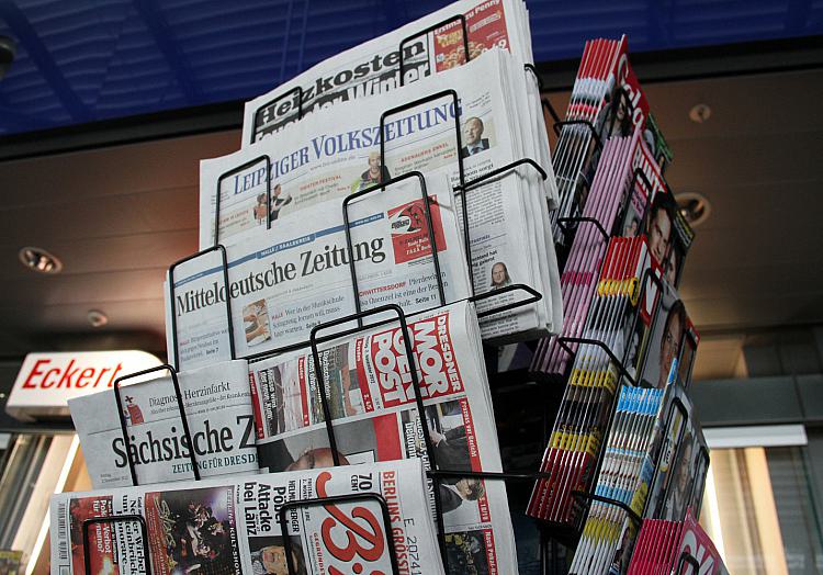 Zeitungen und Zeitschriften an einem Kiosk, über dts Nachrichtenagentur