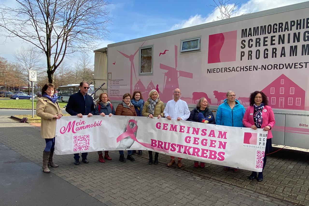 Anja Kleinschmidt (Gleichstellungsbeauftragte Landkreis Ammerland), Dr. Gerold Hecht (programmverantwortlicher Arzt des Mammographie Screening Niedersachsen-Nordwest), Dr. Birgit Adlung (Ärztin des Mammographie Screening Niedersachsen-Nordwest), Ingrid Bohlje (Landfrau Ortsverein Westerstede), Nina Pohovski (Gleichstellungsbeauftragte Westerstede), Karin Harms (Landrätin Landkreis Ammerland), Martin Thoma (Chefarzt Brustzentrum Ammerland-Klinik), Anne Kühn und Heike Spars (Freundeskreis Brustgesundheit), Birgitt Kampen-Neumann (MTRA des Mammographie Screenings Niedersachsen-Nordwest).