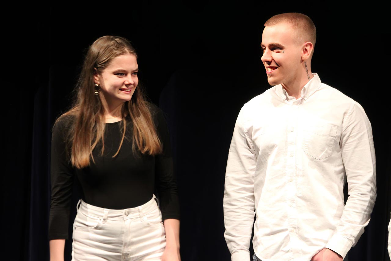 Luisa Böse und Adrian But während der Premiere in Bremen.