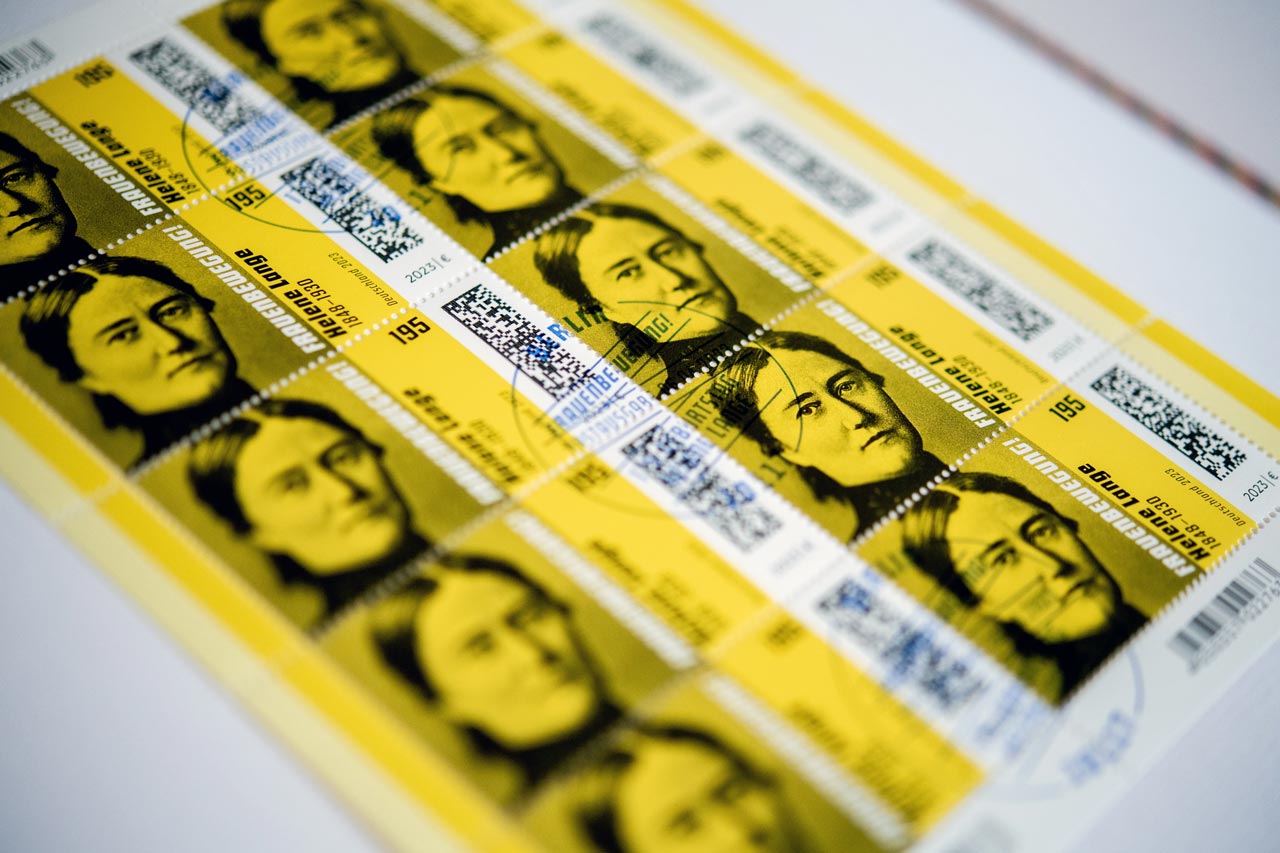 Seit dem 6. April 2023 in den Verkaufsstellen der Deutschen Post AG erhältlich: die Sonderbriefmarke „175. Geburtstag Helene Lange“.