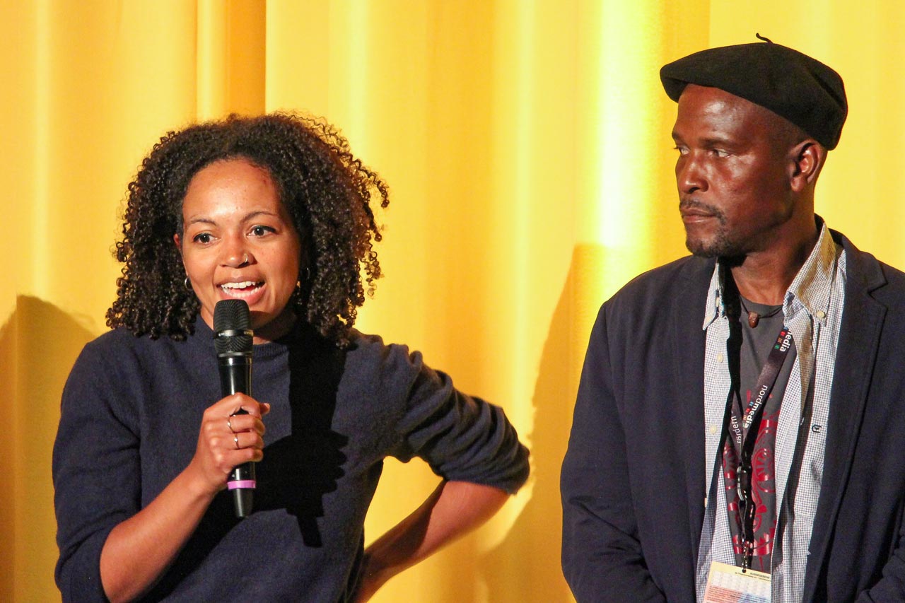 Drehbuchautorin Sophia Ayissi Nsegue und Schauspieler Alois Moyo beim Filmfest in Emden.