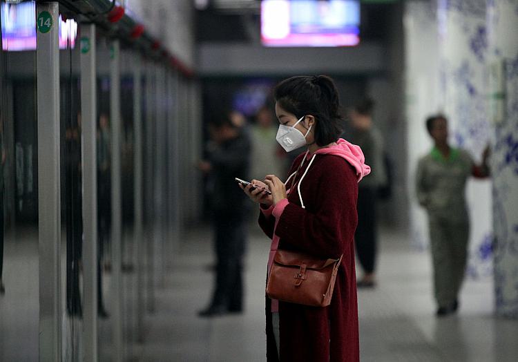 Frau in der Metro von Peking, über dts Nachrichtenagentur