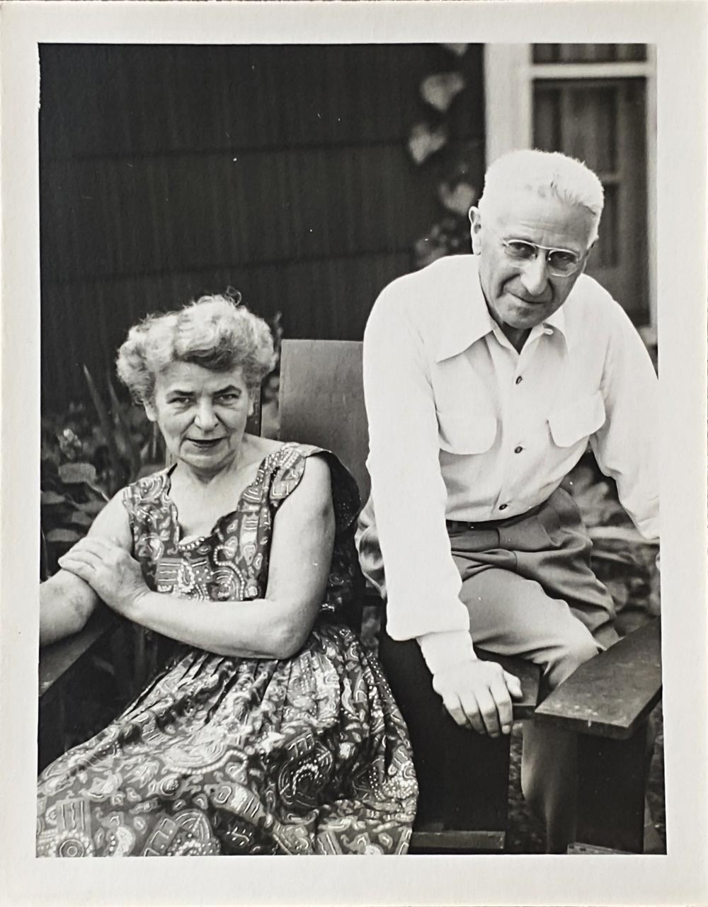 Else und Georg Rosenthal im Exil in ihrem Garten im Bundesstaat New York/USA, undatiertes Foto.