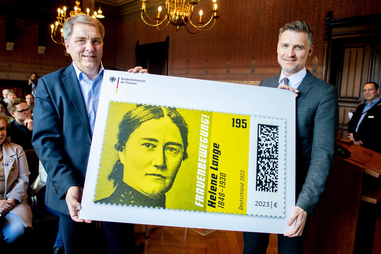 Präsentieren die Sonderbriefmarke zu Ehren von Helene Lange: Oldenburgs Oberbürgermeister Jürgen Krogmann (links) und Dr. Fabian Leber, Sprecher des Bundesministers der Finanzen (rechts).