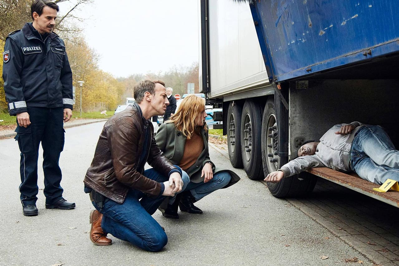 Ein junger Mann – tot im Palettenkasten eines Transporters. Der Tatort „Verborgen“ thematisiert das Leben illegal Eingewanderter.
