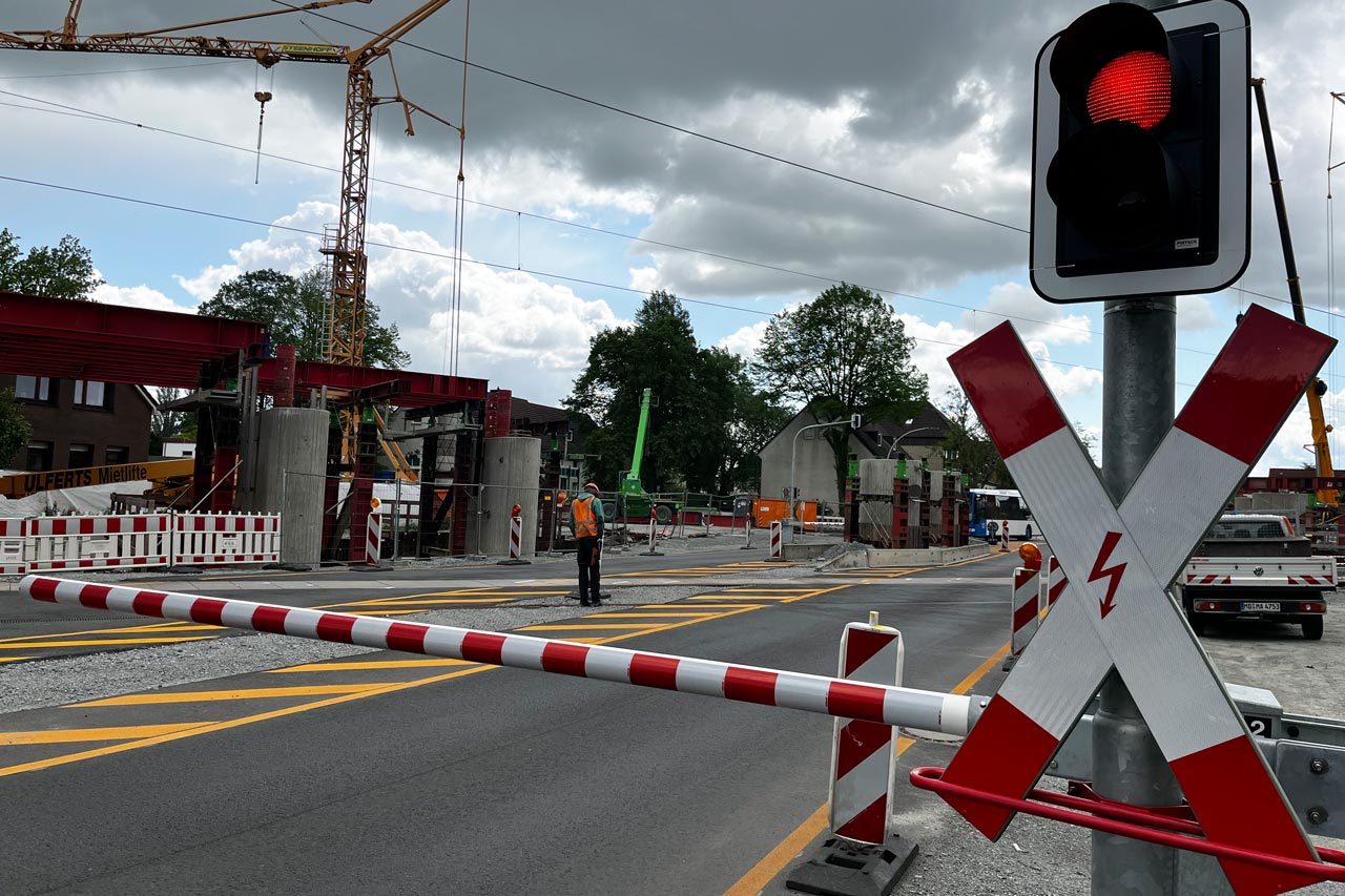 Der Bahnübergang Alexanderstraße wird vom 22. Mai bis 9. Juni nicht passierbar sein. Umleitungen und Pendelverkehr werden eingerichtet.