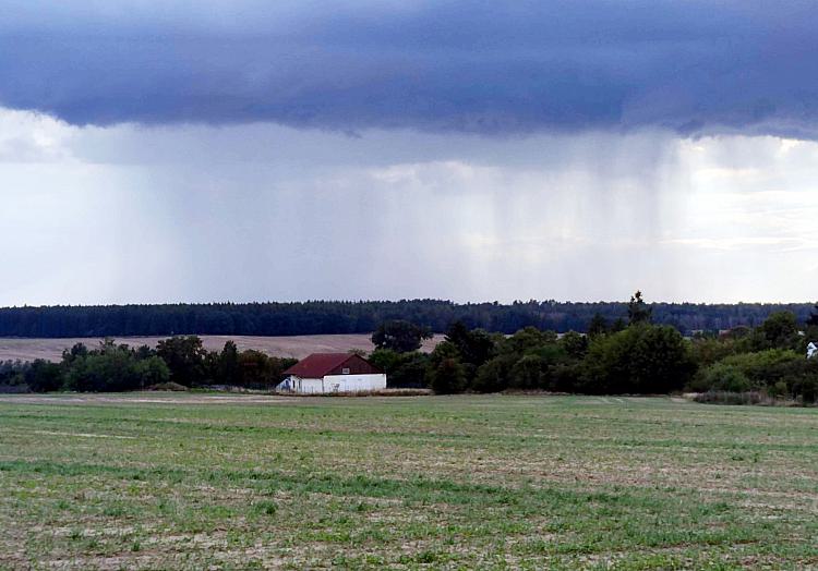 Unwetterwolke über einem Acker, über dts Nachrichtenagentur