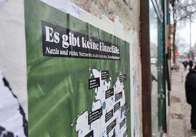 Plakat mit Kritik an ´Einzelfall-These´, über dts Nachrichtenagentur
