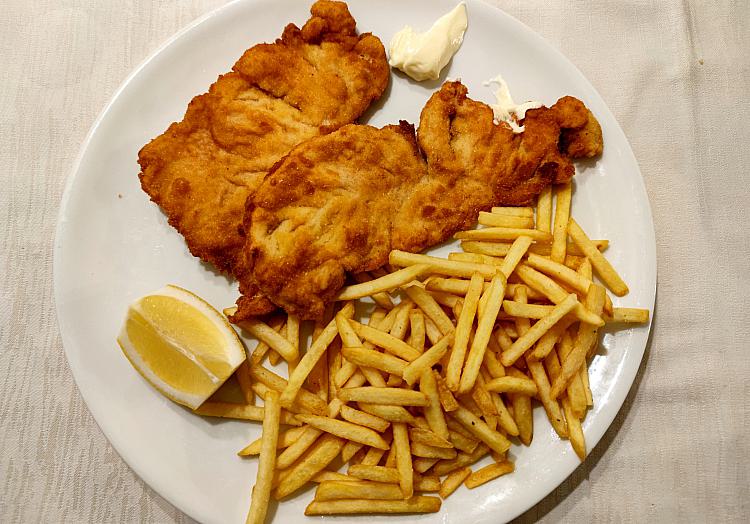 Pommes mit Wiener Schnitzel, über dts Nachrichtenagentur