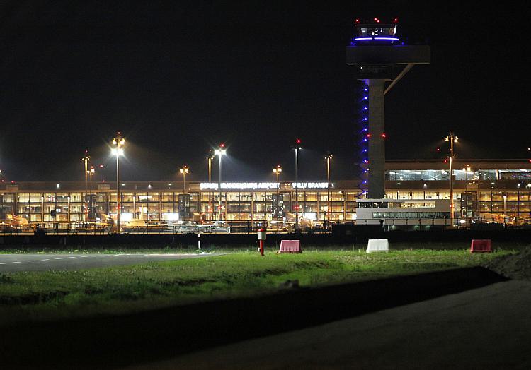 Flughafen BER bei Nacht, über dts Nachrichtenagentur