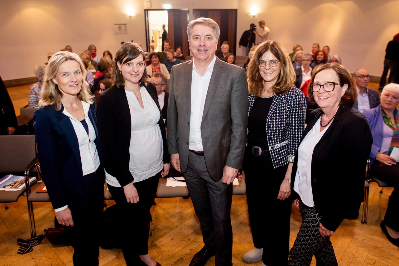 Die Schulleiterin der IGS Helene-Lange-Schule, Claudia Steffen, die Gleichstellungsbeauftragte Wiebke Oncken, Oberbürgermeister Jürgen Krogmann, Prof. Dr. Dagmar Freist und Sozialdezernentin Dagmar Sachse (von links) würdigten die Frauenrechtlerin Helene Lange während des Festaktes zu ihrem 175. Geburtstag.