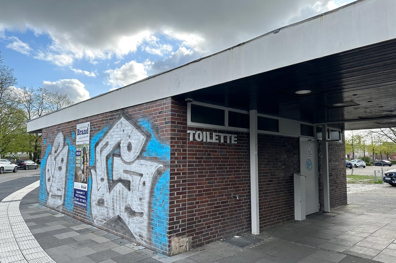 Das Toilettenhäuschen auf dem Pferdemarkt ist während des Wochenmarkts wieder geöffnet.