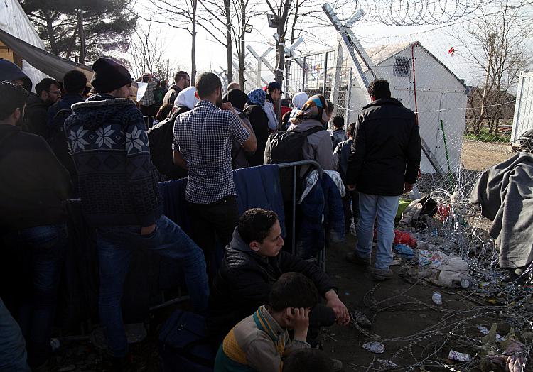 Flüchtlinge auf der Balkanroute vor einer Grenzkontrolle, über dts Nachrichtenagentur