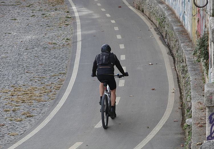 Fahrradfahrer auf Fahrradweg (Archiv), über dts Nachrichtenagentur