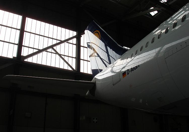 Lufthansa-Maschine in einer Wartungshalle, über dts Nachrichtenagentur