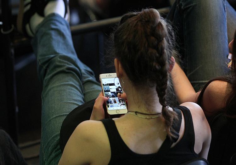 Junge Frau mit Smartphone (Archiv), über dts Nachrichtenagentur