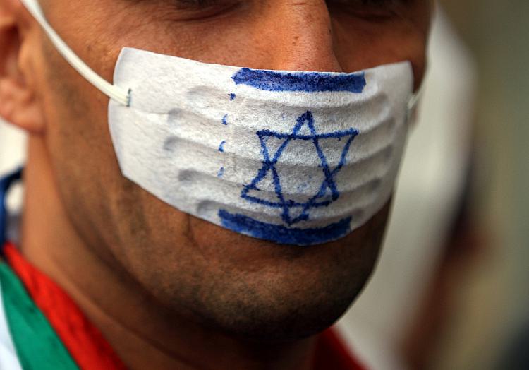 Mann mit ´Anti-Israel-Mundschutz´ (Demonstration), über dts Nachrichtenagentur