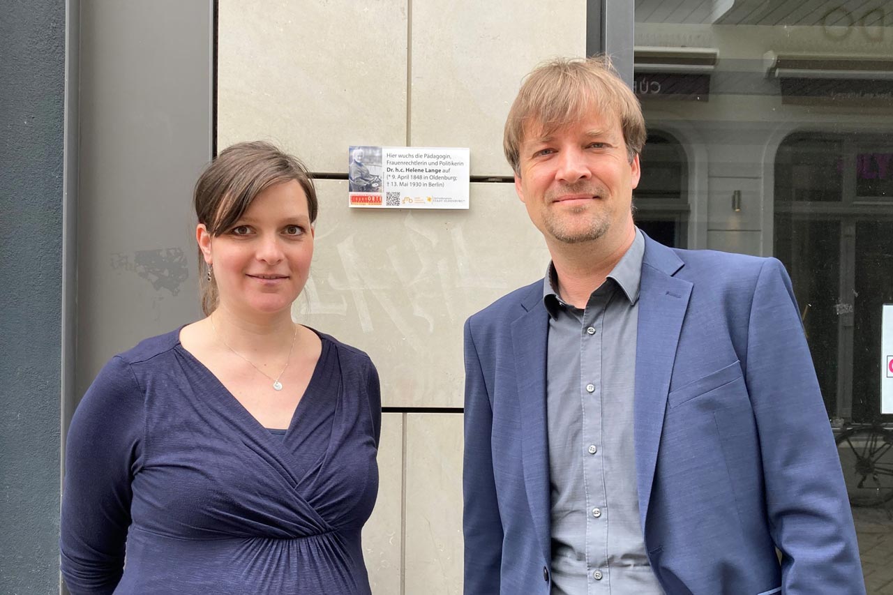 Die städtische Gleichstellungsbeauftragte Wiebke Oncken und Dr. Steffen Wiegmann, Leiter des Stadtmuseums Oldenburg, mit der neuen Gedenktafel für Helene Lange in der Achternstraße 2.