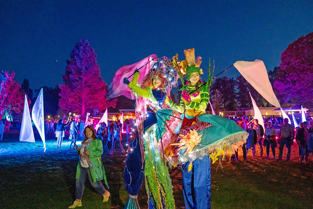 Farbenfrohes Spektakel: Die Lichternacht findet im Juli wieder im Kurpark statt.