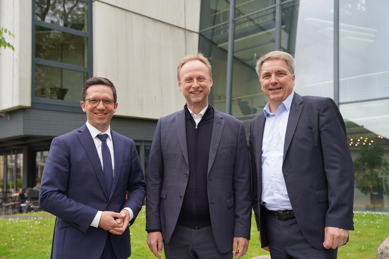 Strahlende Gesichter nach der Berufung: Niedersachsens Kulturminister Falko Mohrs, Georg Heckel, Oberbürgermeister Jürgen Krogmann.