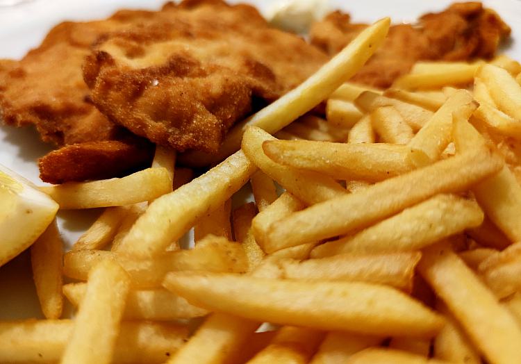 Pommes mit Wiener Schnitzel (Archiv), über dts Nachrichtenagentur