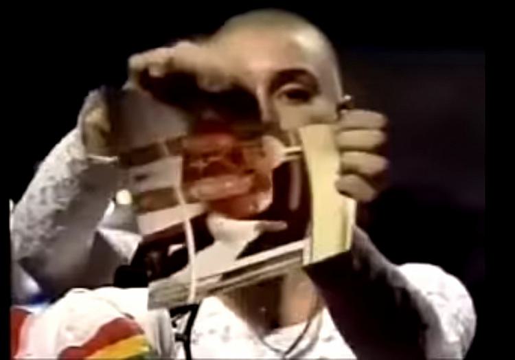 1992: Sinead O`Connor zerreißt bei ´Saturday Night Live´ ein Bild von Papst Johannes Paul II. (Archiv), über dts Nachrichtenagentur