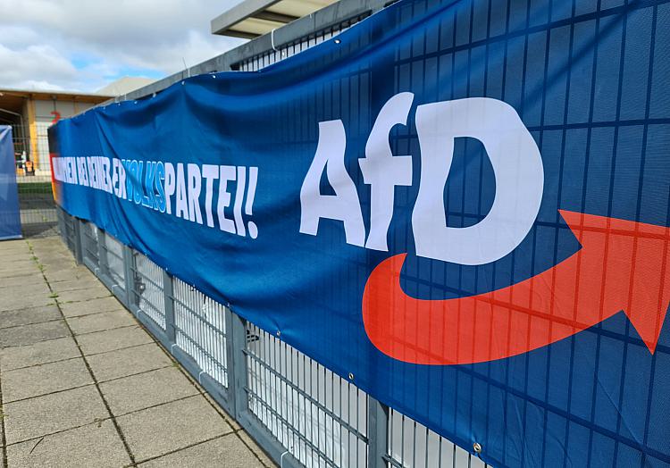 Logo vor AfD-Parteitag am 28.07.2023, über dts Nachrichtenagentur
