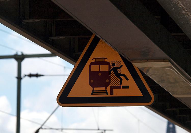 Warnschild am Bahnhof, über dts Nachrichtenagentur