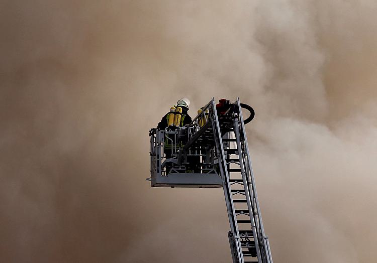 Feuerwehr auf einer Drehleiter (Archiv), über dts Nachrichtenagentur
