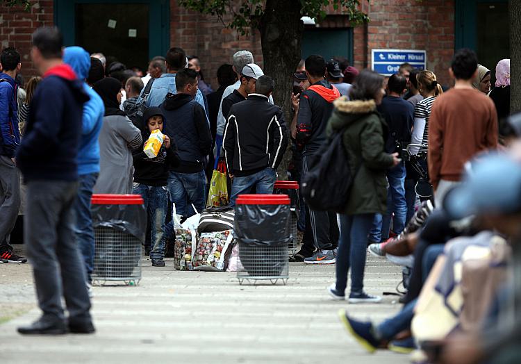 Flüchtlinge an einer Aufnahmestelle (Archiv), über dts Nachrichtenagentur