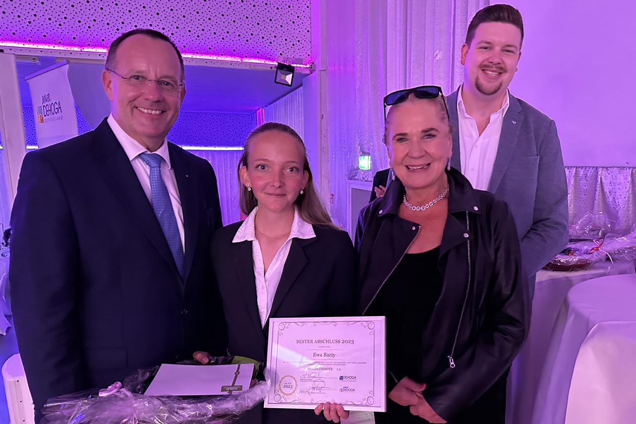 Prüfungsbeste Ewa Barty mit Vizepräsidentin des DEHOGA Niedersachsen Birgit Kolb-Binder (rechts), Vizepräsident des DEHOGA Niedersachsen Dirk Breuckmann (links) und IHK-Prüfungskoordinator Sven Nessen (rechts).