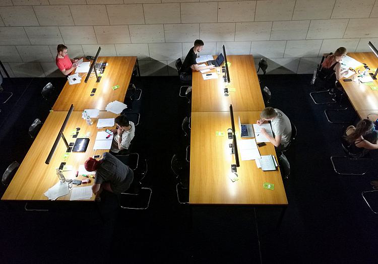 Studenten in einer Bibliothek (Archiv), über dts Nachrichtenagentur