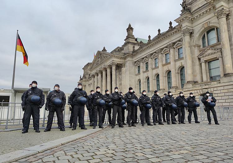 Polizei im Herbst 2020 vor dem Reichstagsgebäude, über dts Nachrichtenagentur