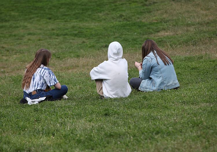 Drei junge Frauen in einem Park (Archiv), über dts Nachrichtenagentur