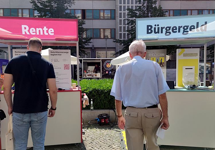 Passanten vor Infoständen zu Rente und Bürgergeld (Archiv), über dts Nachrichtenagentur