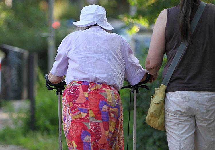 Seniorin mit Helferin (Archiv), über dts Nachrichtenagentur