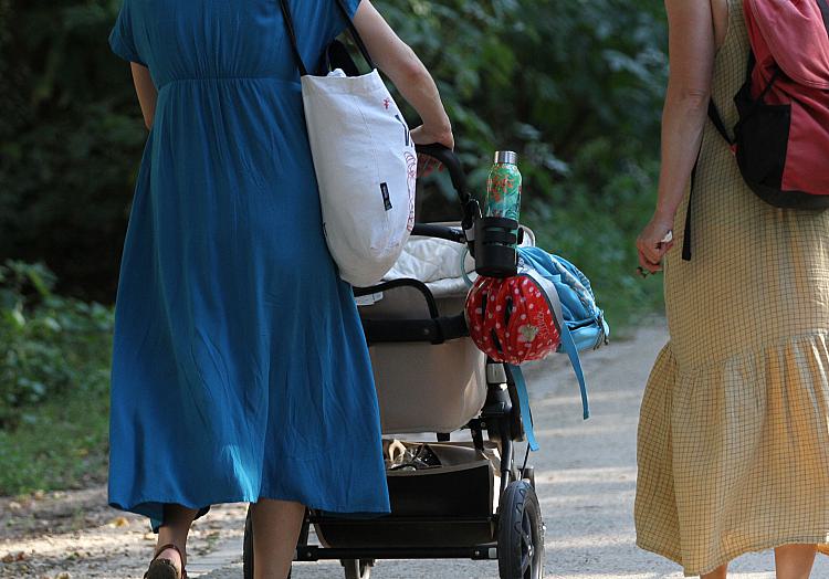 Zwei Frauen mit Kinderwagen (Archiv), über dts Nachrichtenagentur