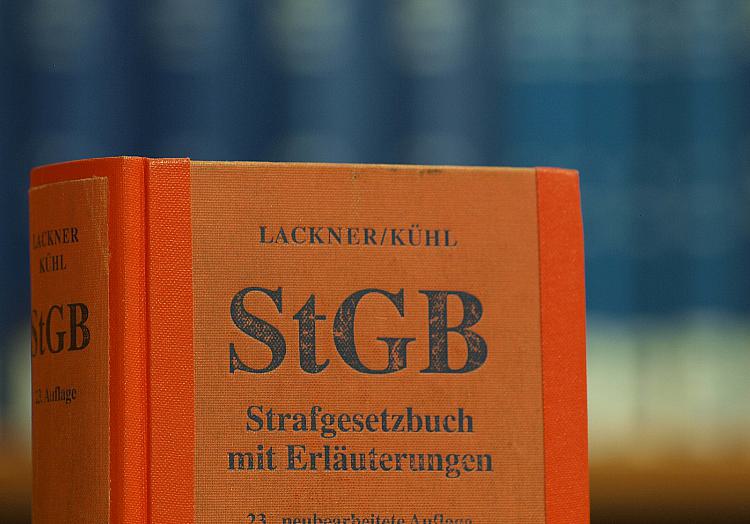 Das Strafgesetzbuch in einer Bibliothek (Archiv), über dts Nachrichtenagentur
