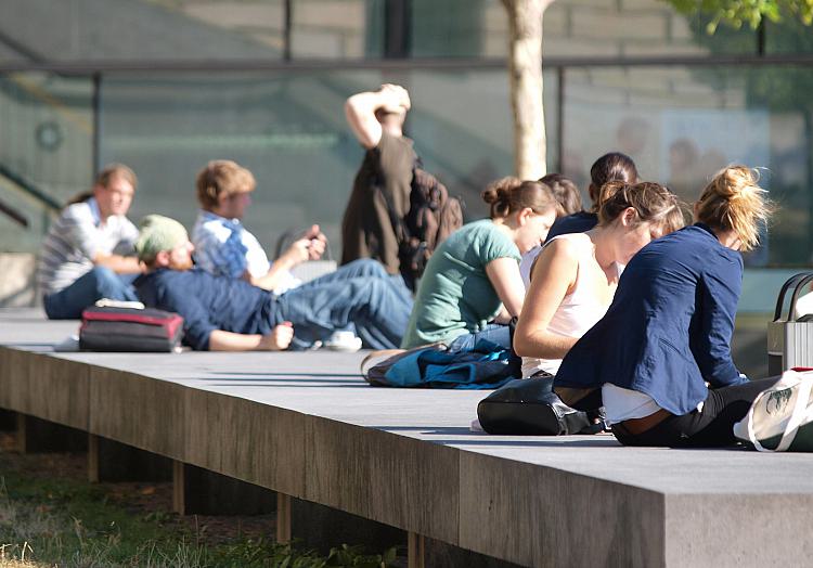 Junge Leute vor einer Universität (Archiv), über dts Nachrichtenagentur
