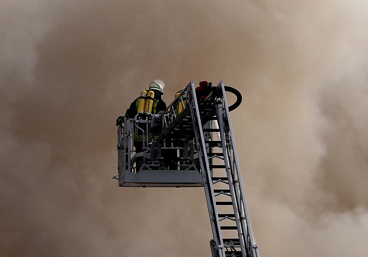 Feuerwehr auf einer Drehleiter (Archiv), über dts Nachrichtenagentur