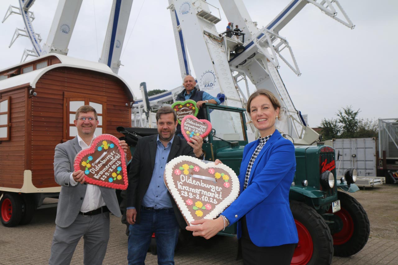 Vorfreude auf den Oldenburger Kramermarkt 2023 herrscht auch bei den Verantwortlichen (von links): Christian Aster (Fachdienstleiter Sicherheit und Ordnung), Marktmeister Dennis Ostendorf, Michael Hempen (Vorsitzender Oldenburger Schaustellerverband) und Finanzdezernentin Dr. Julia Figura.
