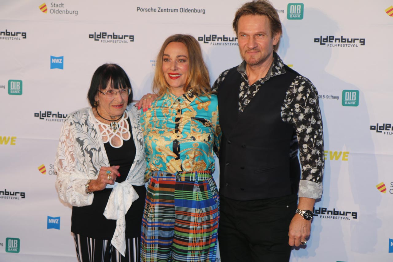 Eva Hassmann (Mitte) brachte zur Weltpremiere ihres Films „Willie and me“ auch Cast-Mitglieder zur Eröffnung des 30. Internationalen Filmfests mit nach Oldenburg.