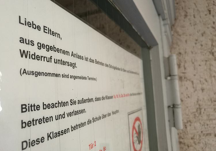Schule mit Corona-Hinweis (Archiv), über dts Nachrichtenagentur