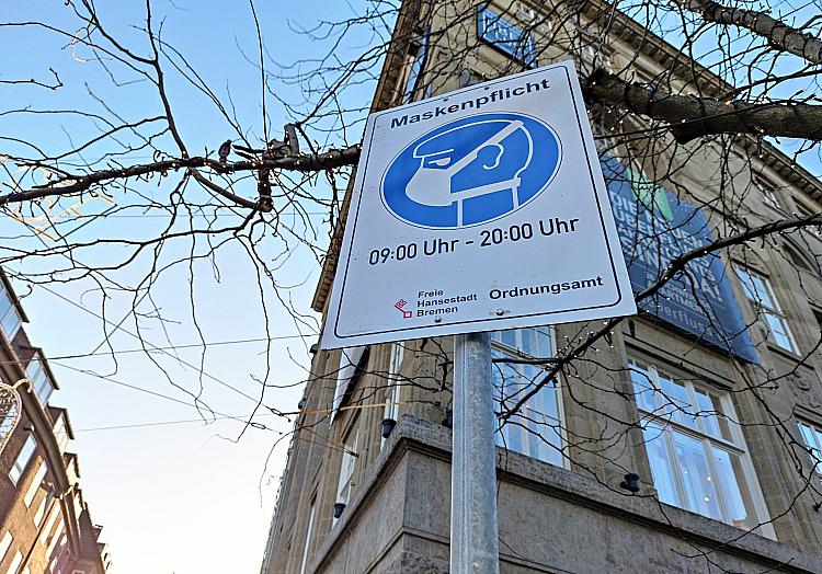 Hinweisschild auf Maskenpflicht in einer Fußgängerzone (Archiv), über dts Nachrichtenagentur