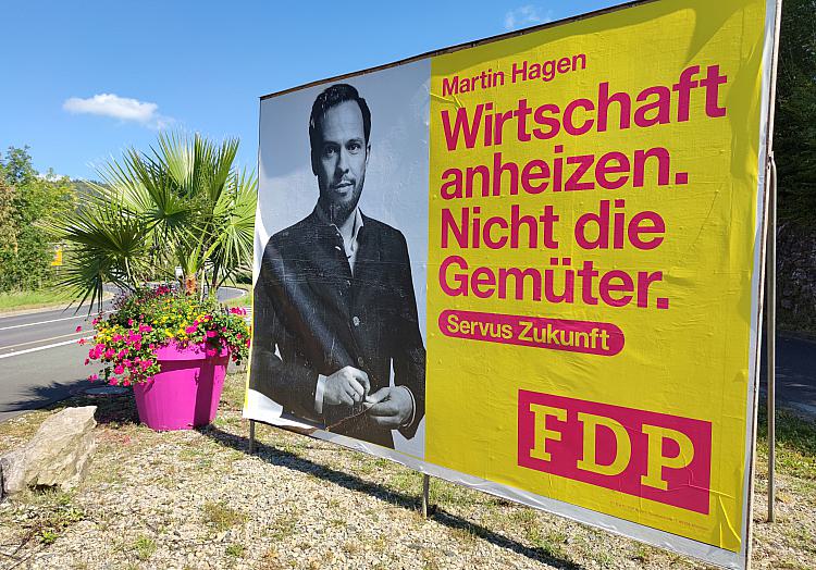 FDP-Wahlplakat zur Landtagswahl in Bayern 2023 mit Martin Hagen, über dts Nachrichtenagentur