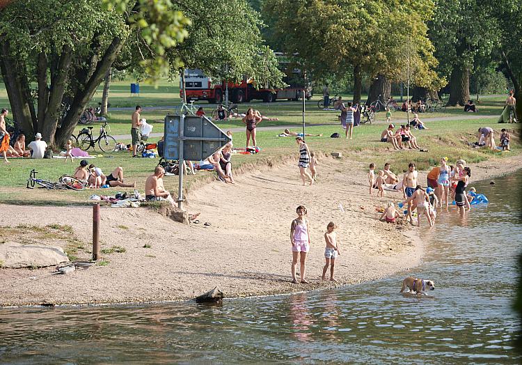 Badende Personen (Archiv), über dts Nachrichtenagentur