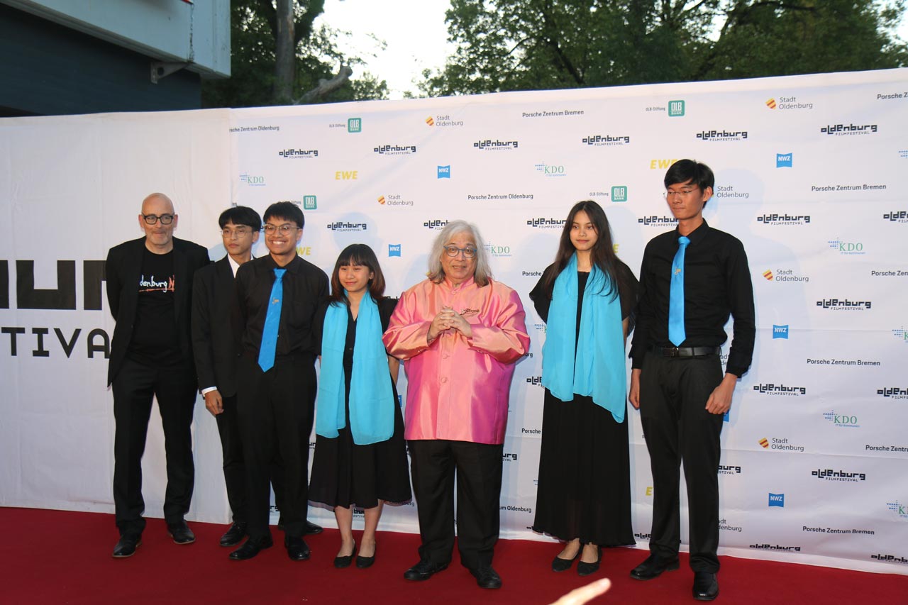 Bereits zum dritten Mal ist Dirigent und Orchesterleiter Somtow Sucharitkul (3. von rechts) mit Mitgliedern seines Jugendorchesters Siam Sinfonietta aus Thailand in Oldenburg zu Gast.