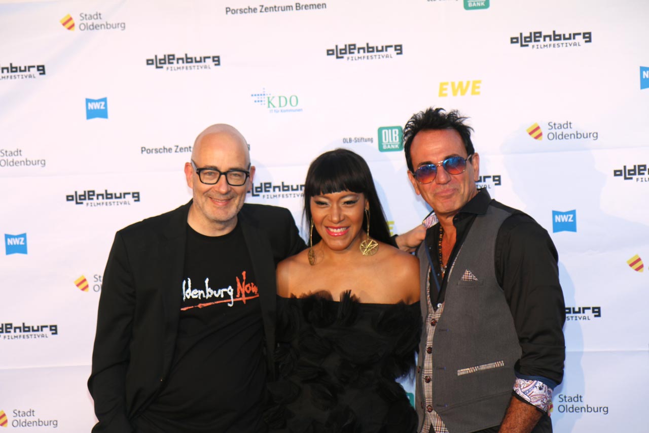 Große Freude herrschte bei Filmfest-Chef Torsten Neumann (links) über den dritten Besuch des englischen Schauspielers Jon Jacobs beim Filmfest Oldenburg.