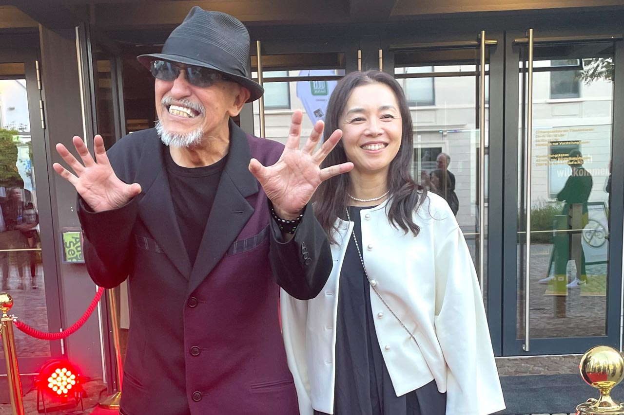 Beim Schaulaufen auf dem roten Teppich herrscht gern ausgelassen Freude und Stimmung. Der japanische Regisseur Tohjiro zeigte in Begleitung von Mirei Asaoka seinen Film „Shura: Sisters of rope“.